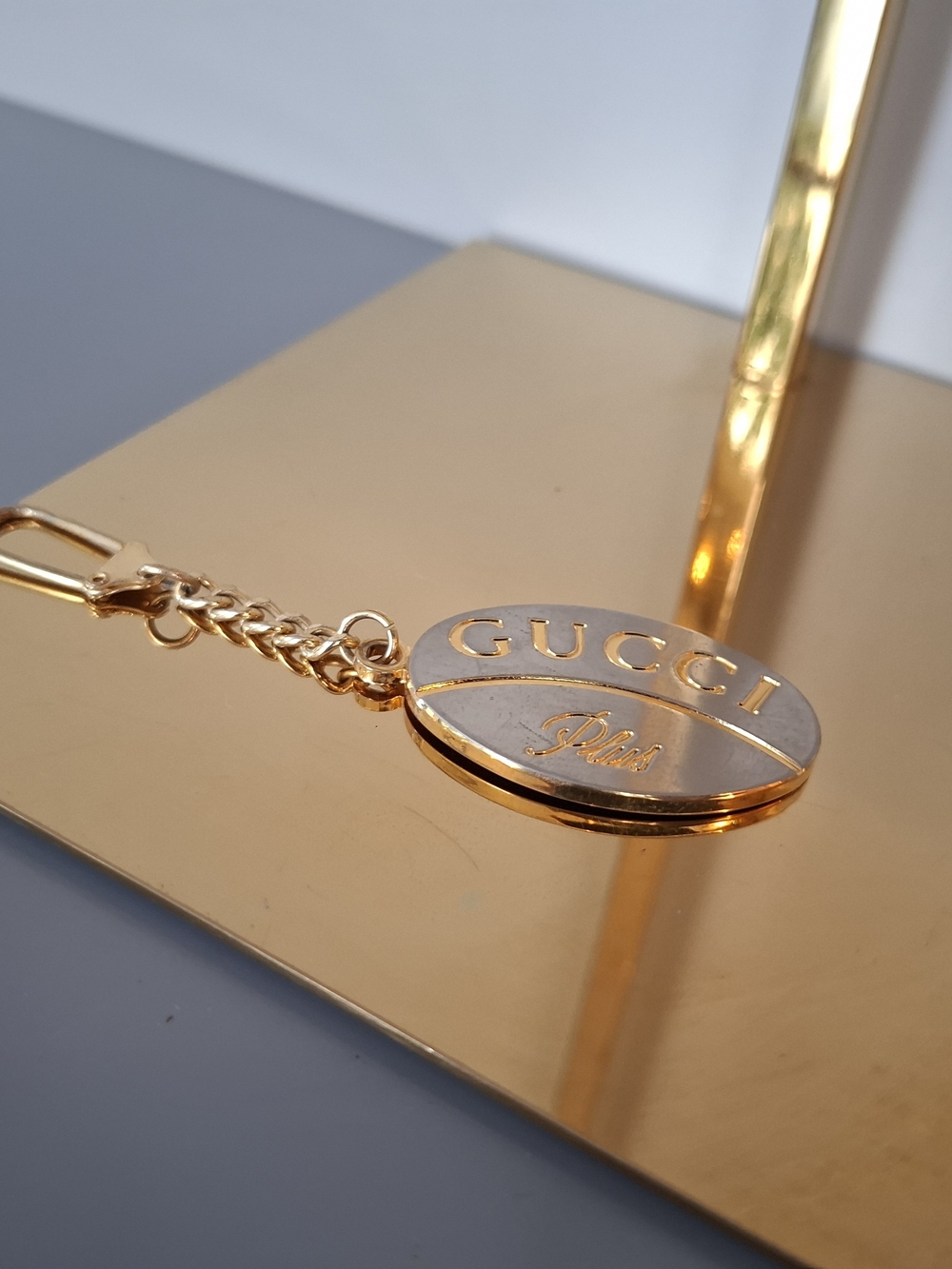 Gucci Signature Oval Logo D-ring